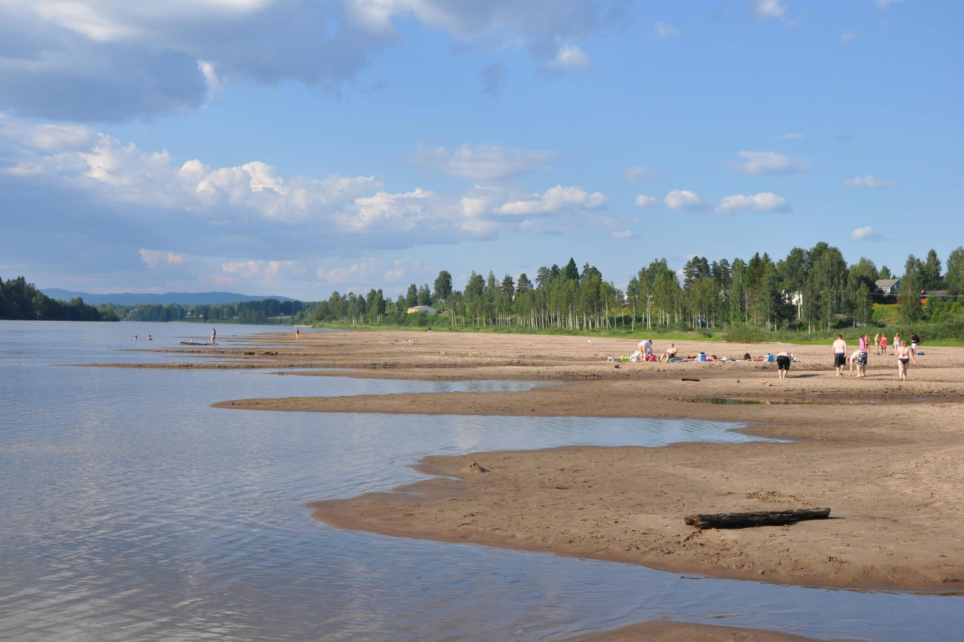 Badestranden "Rivieraen" ligger i Våler sentrum. Dette er en lang og flott barnevennlig badestrand.   ​​​​​​Tilgang til "Rivieraen" er god, både via gang- og sykkelvei, og bil. Parkeringsplass. Nedkjøring mot Rivieraen ca 300 m syd for sentrum på fylkesvei 508 som går gjennom Våler sentrum. Langs Glomma går også en flott tursti som kalles "Kjærlighetsstien". Underveis kommer man til Oles plass med gapahuk og grill, og restene etter Vålers første kirke, Mariakirken. ​​​​​Stien er universelt utformet.